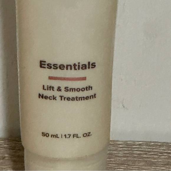 Body Firm Essentials Lift & Smooth Neck Treatment - Cream - Picture 2 of 3